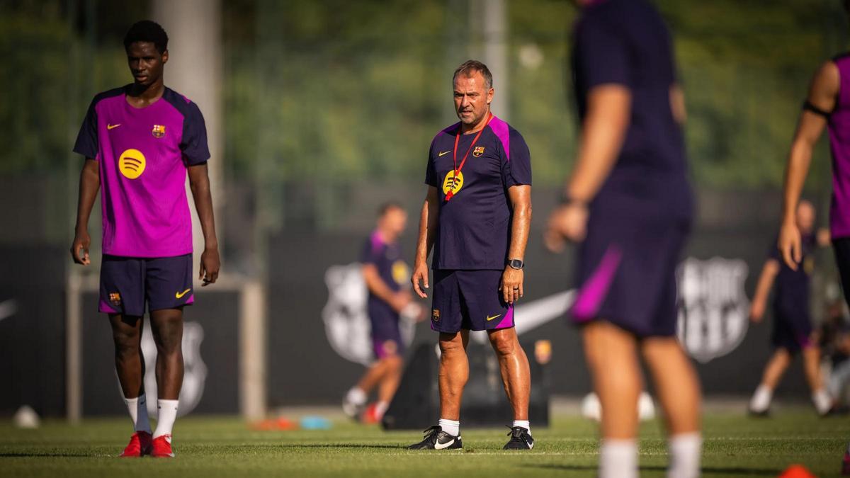 Hansi Flick e Ibrahim Diarra, durante un entrenamiento del Barça