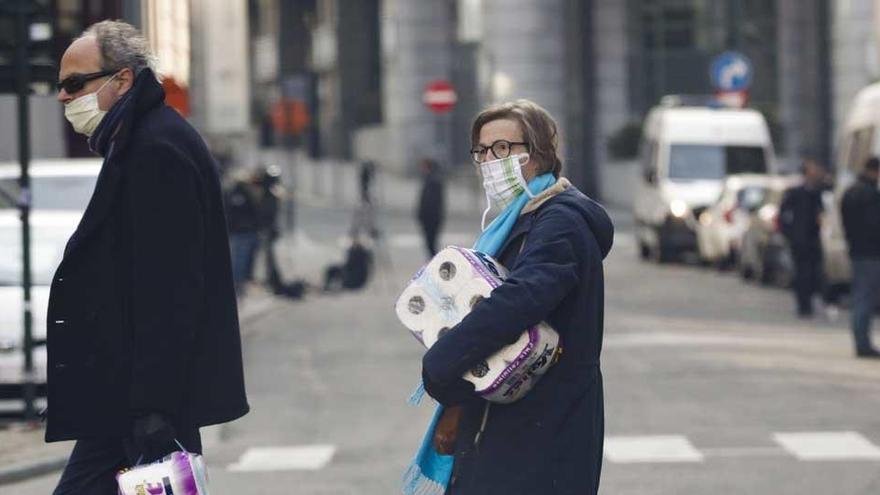 Ciudadanos belgas caminas por las calles de Bruselas.