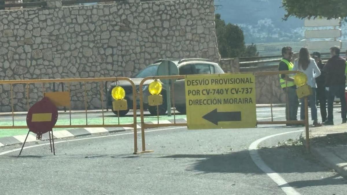 La carretera cortada al iniciarse las obras y el cartel que desviaba el tráfico