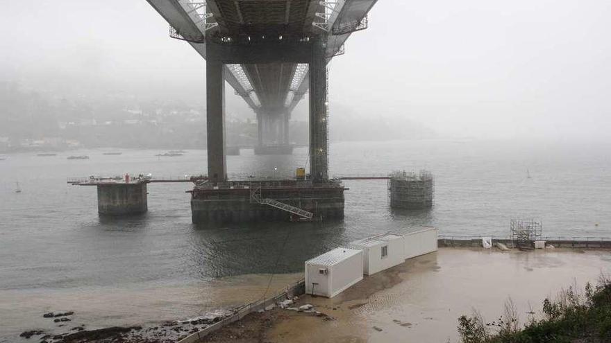 El lodo que ayer bajaba de las obras del corredor hacia la ría bajo el puente de Rande. // Santos Álvarez