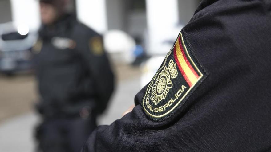 Un hombre y su hija que eran amenazados por la madre con un cuchillo, se refugian en un colegio electoral en San Martín del Rey Aurelio