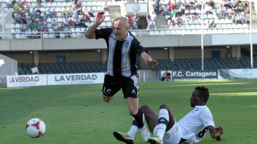 Marcos Rodríguez es obstaculizado por un jugador del San Roque en el partido disputado ayer en el estadio.