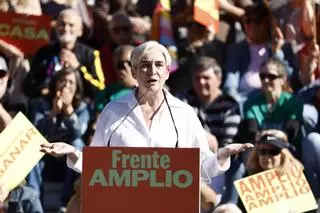 Ada Colau acusa al PSOE de limitarse a "gestionar la desigualdad" en vez de reducirla