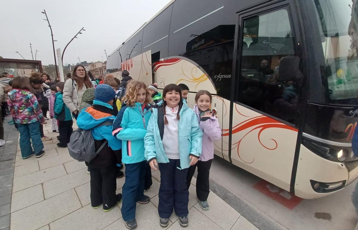Nens i nenes de l'Escola de Gironella a punt de pujar al bus per anar a esquiar, aquests dimarts al matí