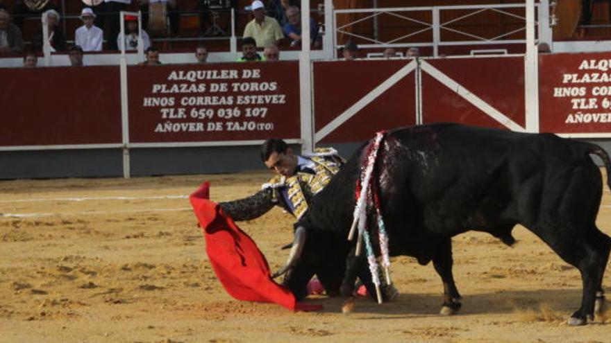 Ureña inició la faena al segundo de la tarde, de rodillas y en los medios. El estilo de los toreros que vienen pidiendo paso.