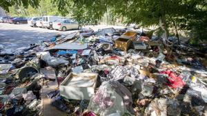 Acumulació d’escombraries a la zona d’aparcament propera a Can Rigalt.