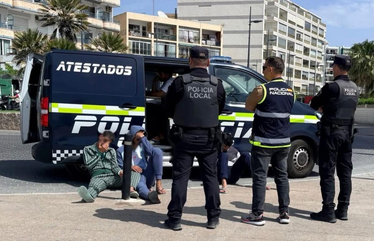 Los agentes custodian a tres de los arrestados