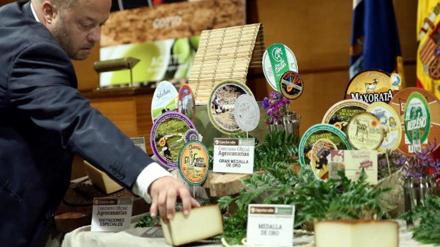 El director del Instituto Canario de Calidad Agroalimentaria, José Díaz-Flores, coloca unos de los quesos que han participado en el certamen Agrocanarias 201