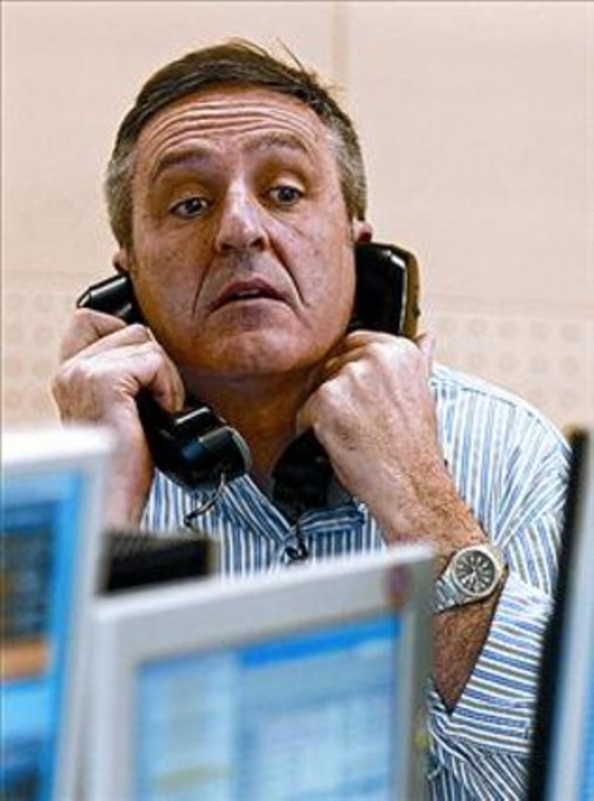 Un operador de la Borsa de Madrid. Un operador de la Borsa de Madrid.