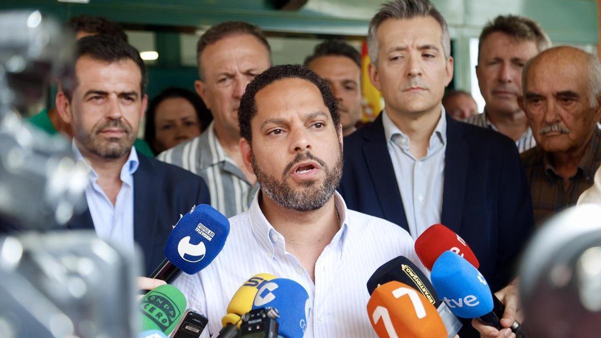 Ignacio Garriga, durante su comparecencia este miércoles en Murcia a las puertas del Hotel Amistad rodeado de cargos regionales.