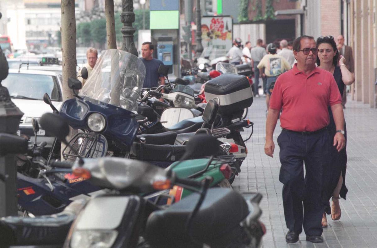 Motos aparcadas en la acera