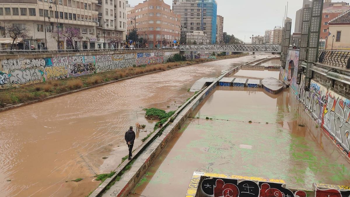 El río Guadalmedina baja llevando barro tras las lluvias de los dos últimos días.