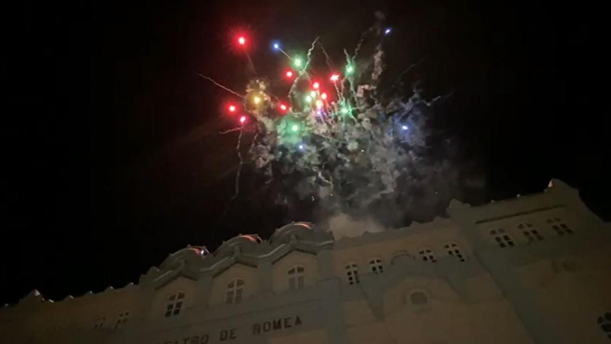 Un castillo de fuego artificiales ilumina el cielo de Murcia antes de la 'foguera' en el Romea