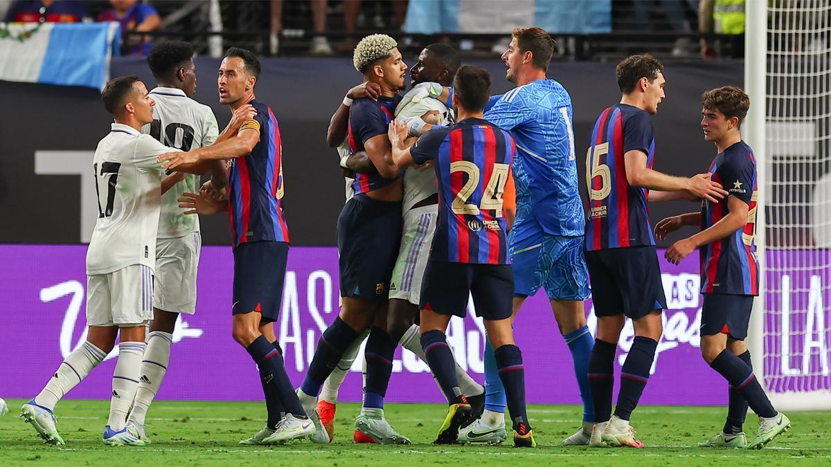 Los jugadores del Barça y Madrid se enzarzaron en el clásico de Las Vegas