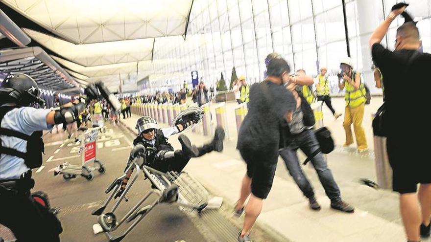 La violencia se traslada al aeropuerto de Hong Kong, que sigue bloqueado