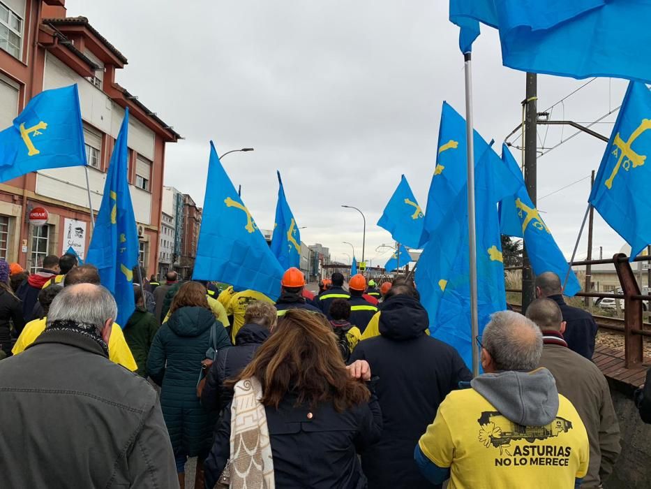 Los trabajadores de Alcoa celebran una marcha hasta Avilés para concentrarse frente al Ayuntamiento