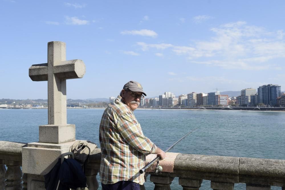 Gente tomando el sol en Gijón