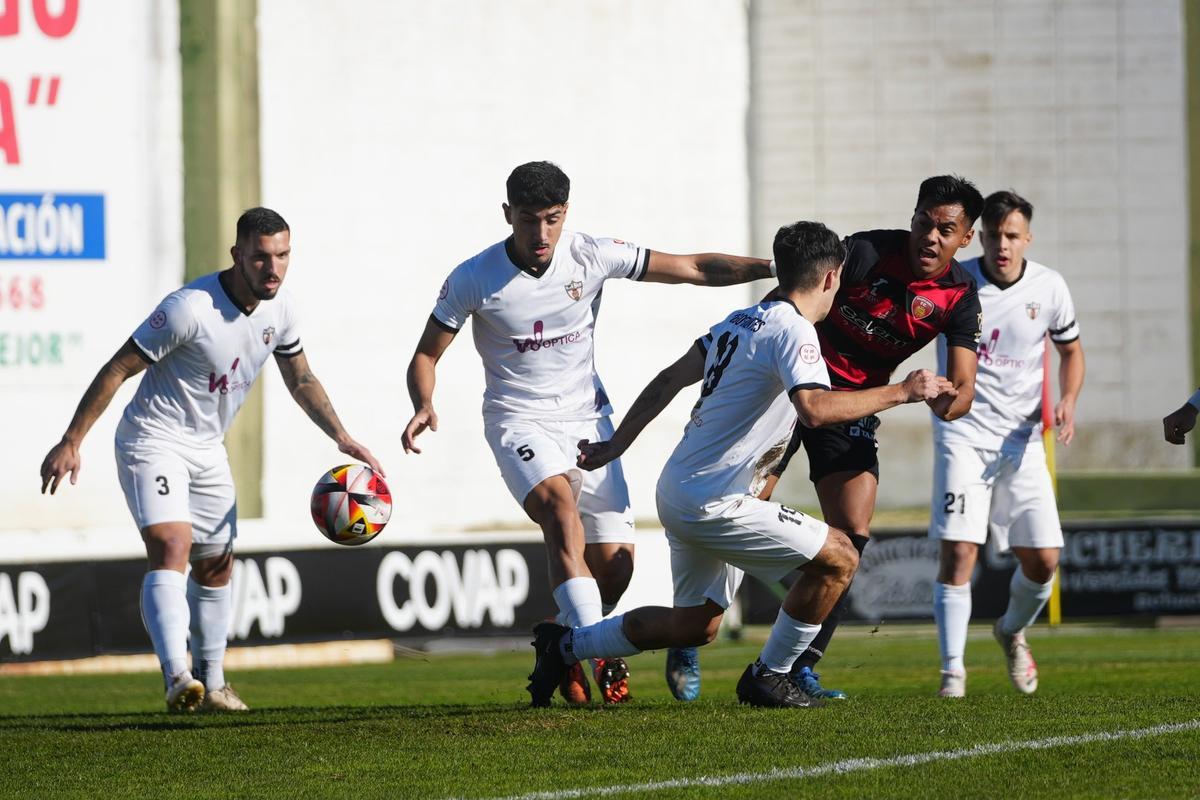 Acción del pasado derbi entre el CD Pozoblanco y el Salerm Puente Genil.