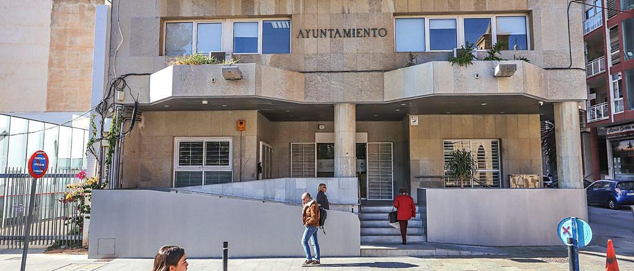 Imagen archivo de la fachada de la sede principal del Ayuntamiento de Torrevieja.  | TONY SEVILLA