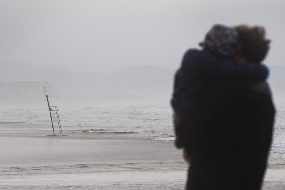 Las playas de la Malva-rosa, el Cabanyal y la Marina tras el temporal marítimo.