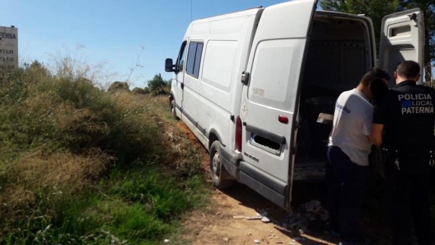 La furgoneta se quedó en un monticulo atrapada.