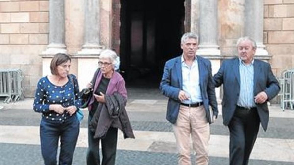 Carme Forcadell y Muriel Casals, ayer, saliendo del Palau de la Generalitat tras entrevistarse con Mas.