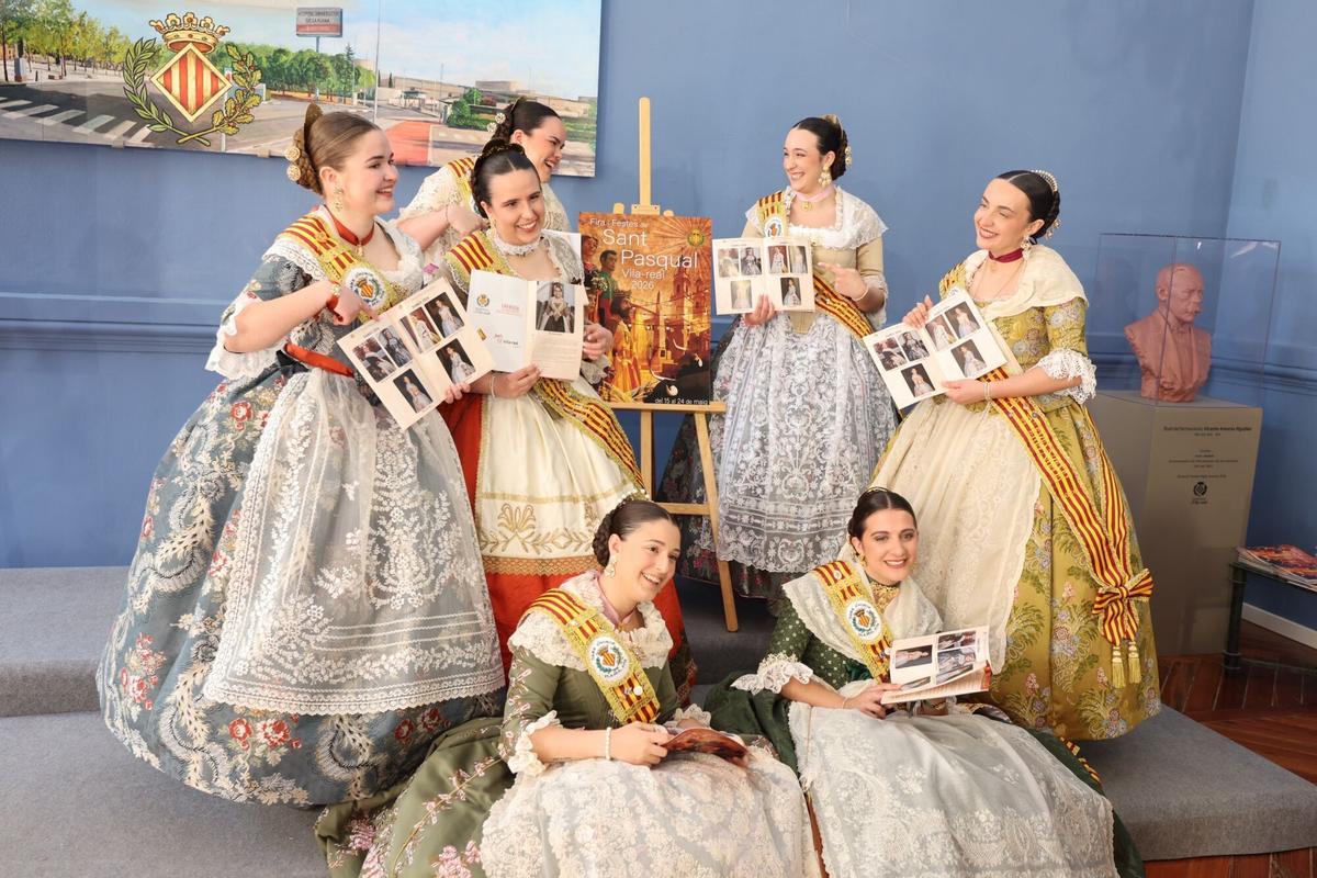 12/05/2026. VILA-REAL. En el Gran Casino, presentación del llibret de las fiestas de Sant Pasqual. Fotos variadas del acto, de la reina y las festeras ojeando el programa, etc.