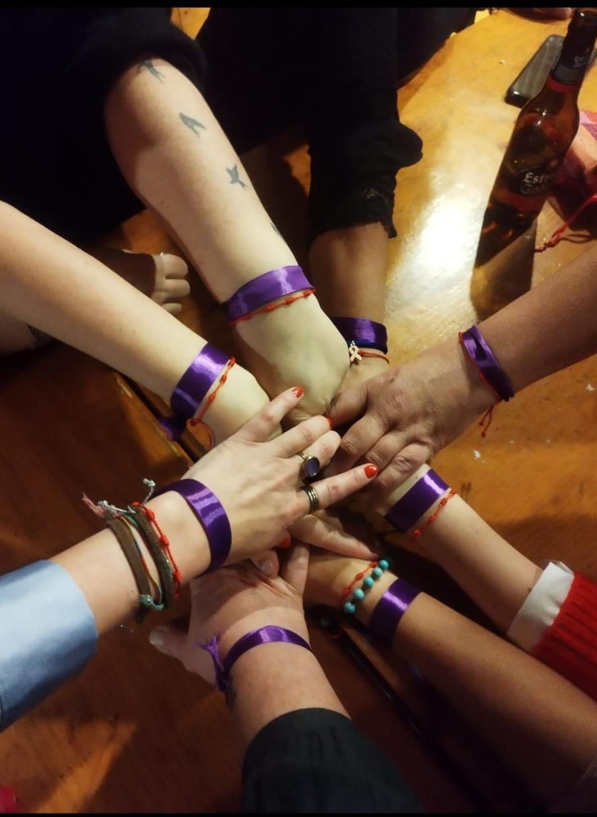 El grupo, con las pulseras violetas que marcaron la reunión el 25-N
