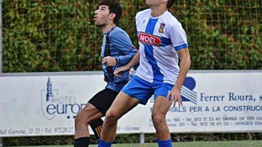 La gran tarda golejadora de Guillem Cuadrado. ?A l&#039;esquerra, el jove davanter de la Unió Girona lluitant per la pilota amb un rival de l&#039;Hostoles. A la dreta, amb l&#039;esfèrica sota el braç quan s&#039;encaminava a xutar el penal que va culminar el seu repòquer de dianes.