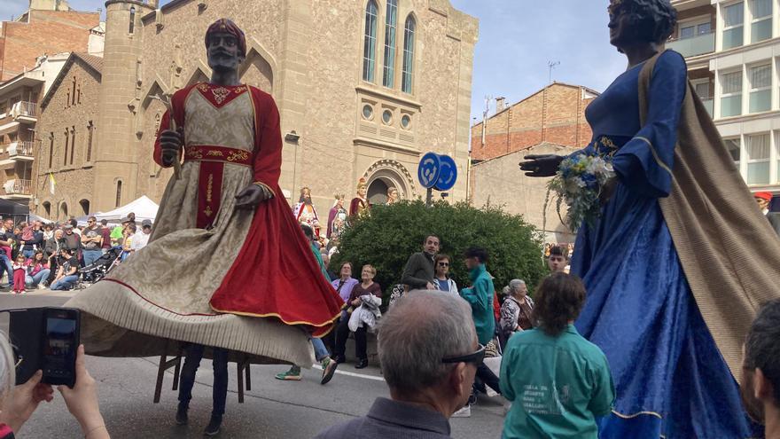 Una lluïda cercavila de gegants aplega una gentada a les festes del Poble Nou de Manresa