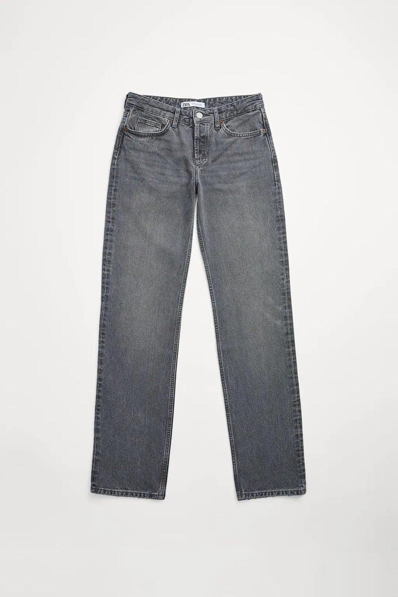 Jeans de tiro bajo con cinco bolsillos en color gris, de Zara (12,99 euros)