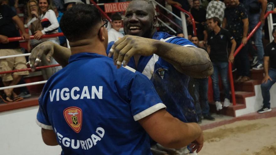 Mamadou Camara celebra la victoria en la final de la Copa Cajasiete 2022.