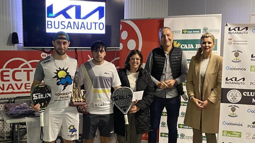 Los campeones del torneo posan para las cámaras en la entrega de premios.