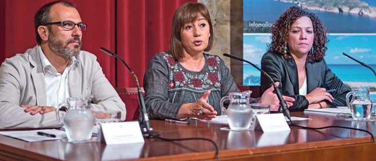 El vicepresidente Barceló, la presidenta Armengol y la consellera Cladera, presentando el borrador.