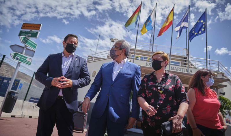 Román Rodríguez visita el Puerto de Los Cristianos