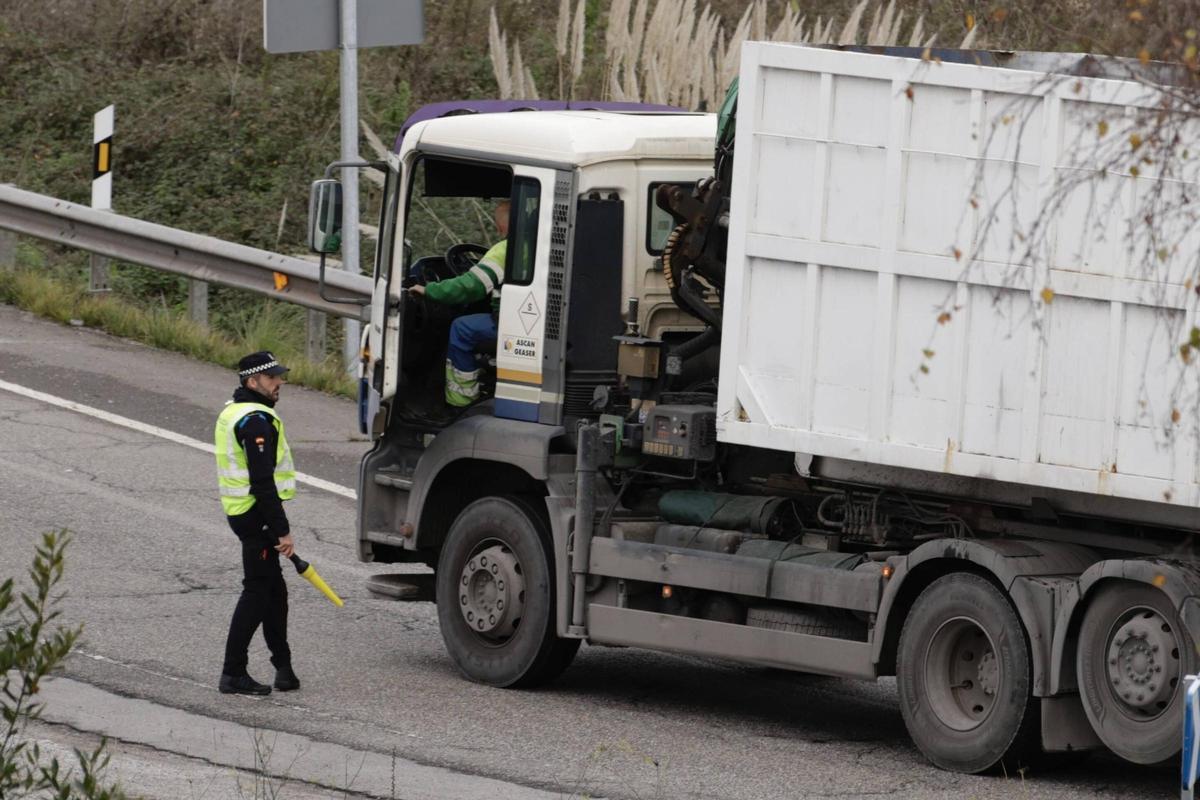 El amplio operativo en Gijón por la activación del protocolo anticontaminación, en imágenes