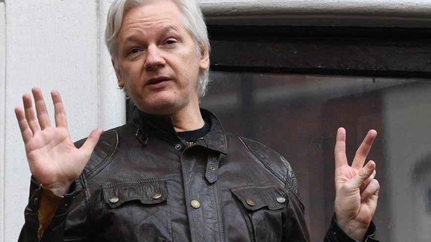 Ecuador revisa la nacionalidad que le otorgó a Assange