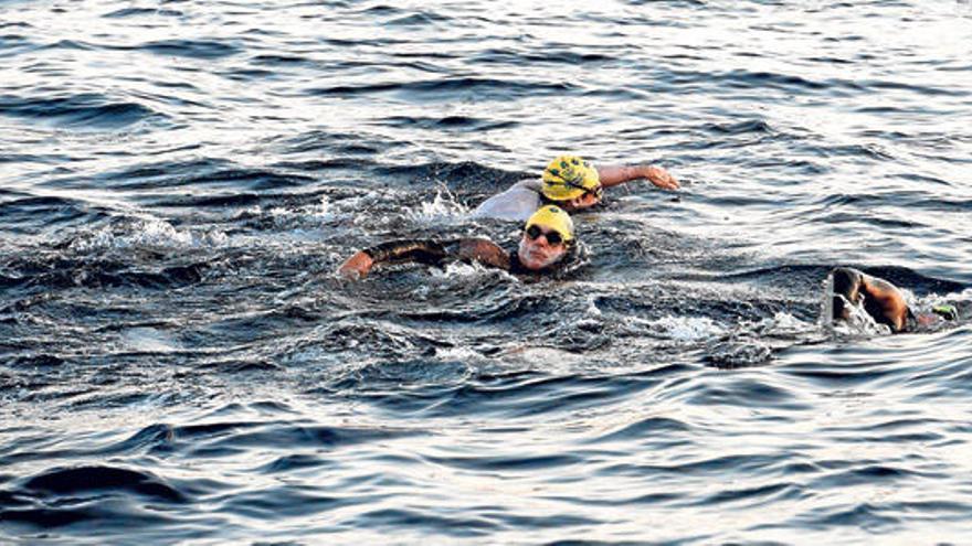 Los tres hombres durante la travesía a nado entre Mallorca y Menorca.