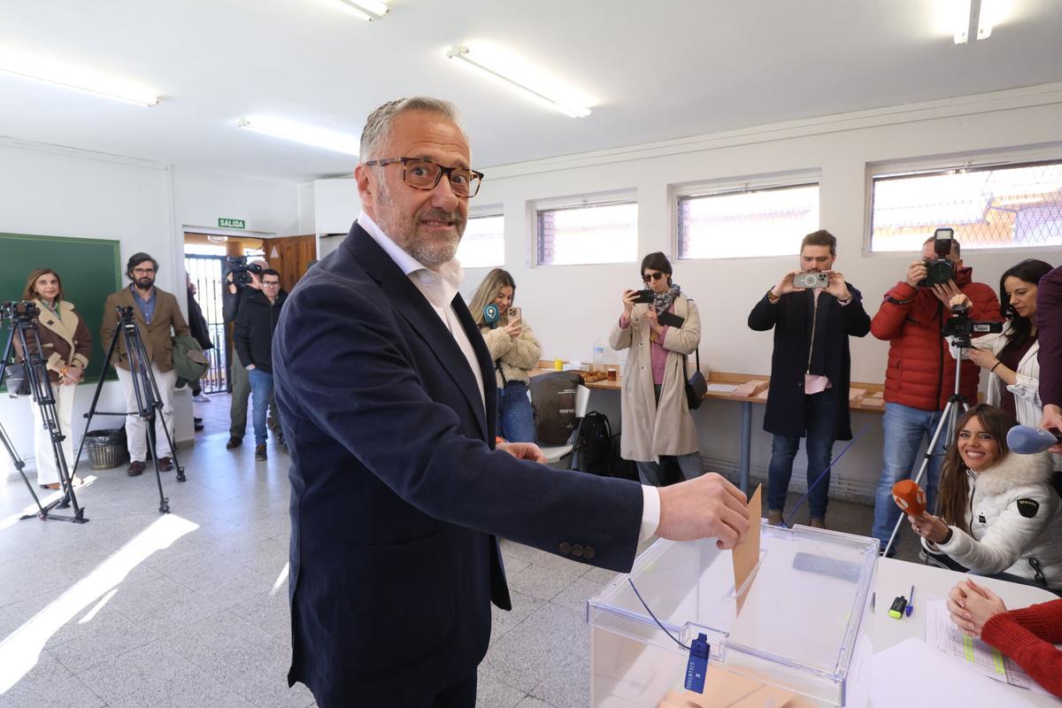 El candidato de Vox a la Presidencia de Castilla y León, Carlos Pollán, ejerce su derecho al voto, a 15 de marzo de 2026, en Carbajal de la Legua, Sariegos, León, Castilla León (España). Los castellanoleoneses están llamados hoy a las urnas para elegir a los 82 procuradores que compondrán el parlamento autonómico.