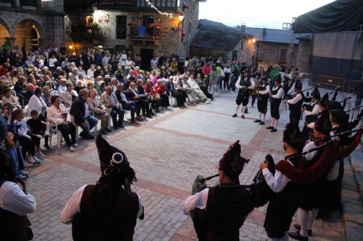 Actuación de la Banda «As Portelas» de Alta Sanabria. | A. S.