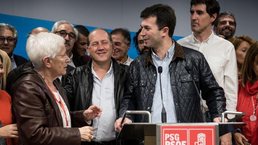 Caballero, en Santiago, tras vencer en las primarias del partido.