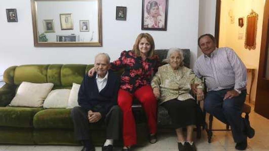 Alejandro Padilla, con su mujer, Carmen, y dos de sus hijos, Ángeles y Antonio, en su casaen Los Corazones.