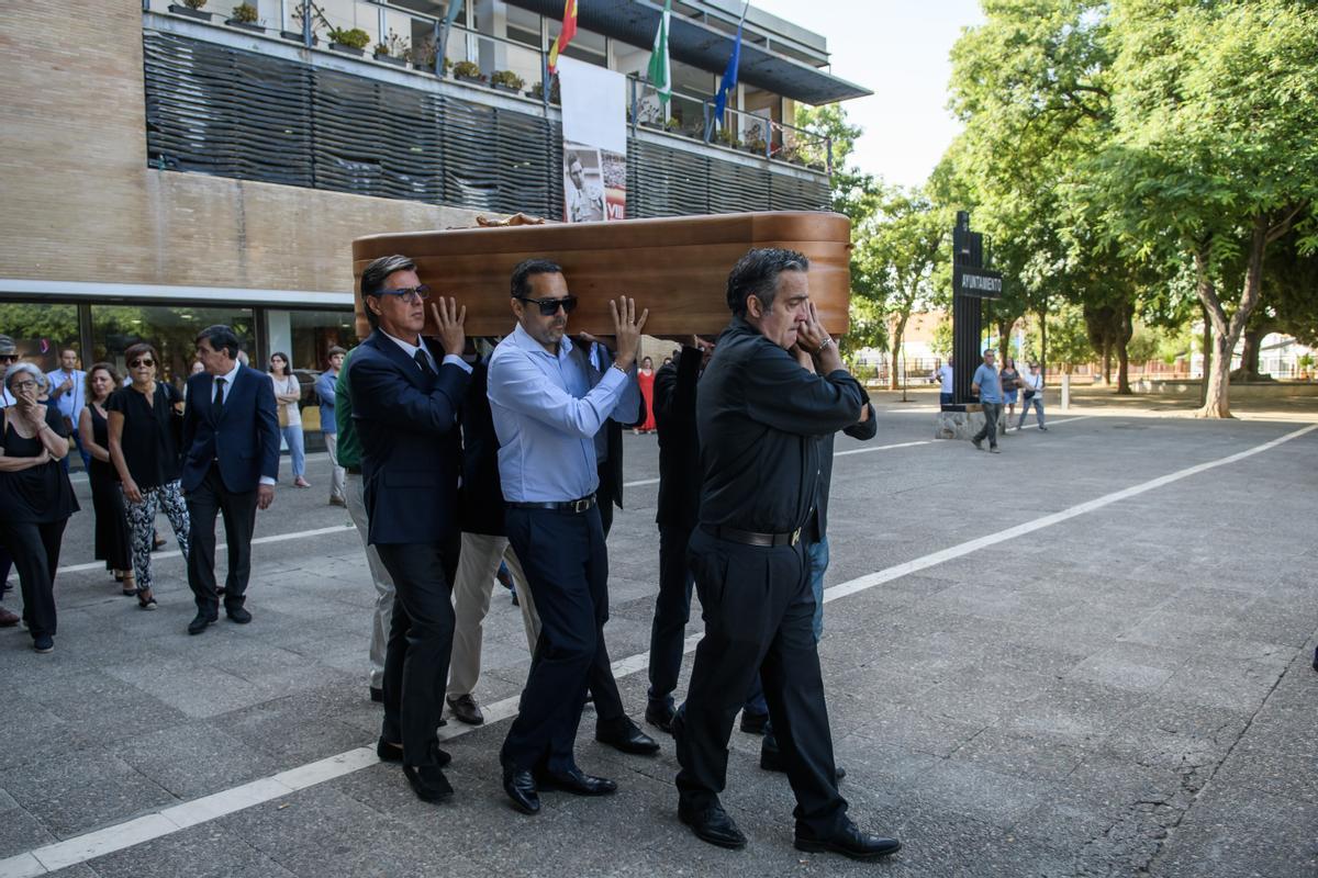 CAMAS (SEVILLA), 31/07/2024.- El ataúd con el cuerpo sin vida del matador de toros Paco Camino en su traslado desde la Capilla Ardiente, instalada en el Ayuntamiento de Camas, a la parroquia de Santa María de Gracia, situada también en el centro de la localidad sevillana y donde se oficia la misa funeral. EFE/ Raúl Caro