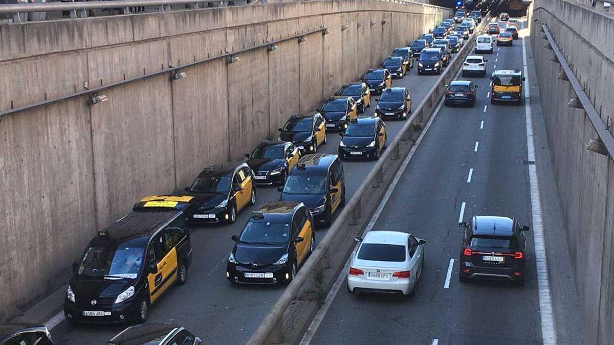 Marxa lenta dels taxistes per la Gran Via de Barcelona