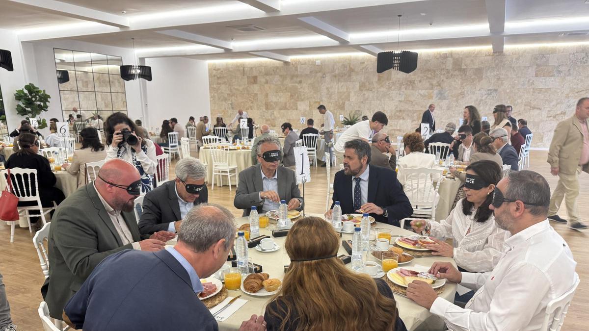 Autoridades participan en un desayuno a ciegas organizado por la ONCE en Don Benito.