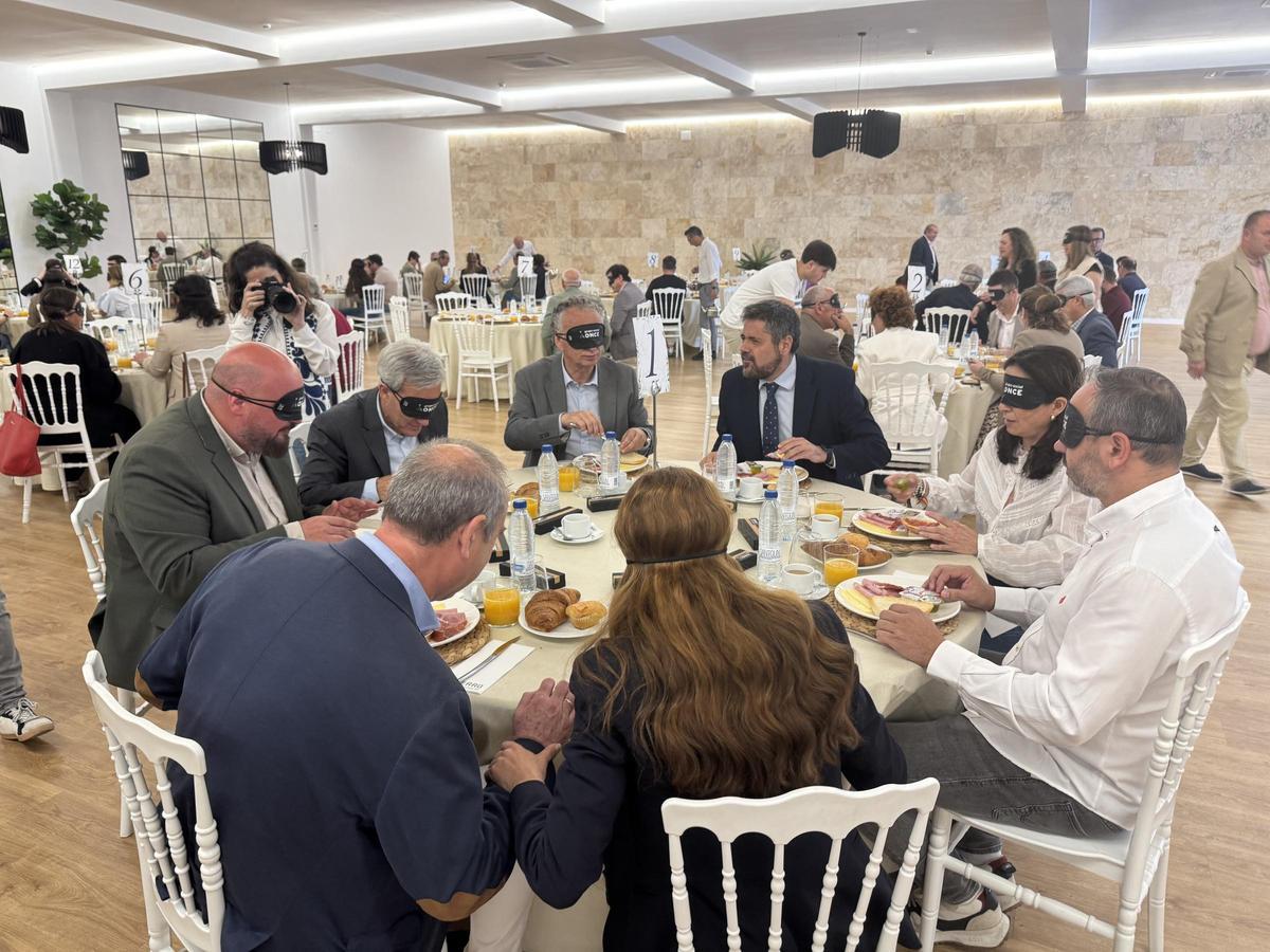 Autoridades participan en un desayuno a ciegas organizado por la ONCE en Don Benito.