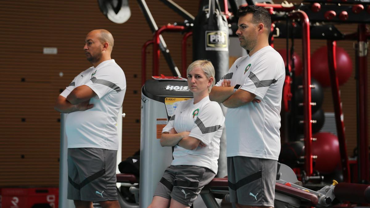 Sara Merino supervisa un entrenamiento de la selección marroquí junto a Óscar Horna.