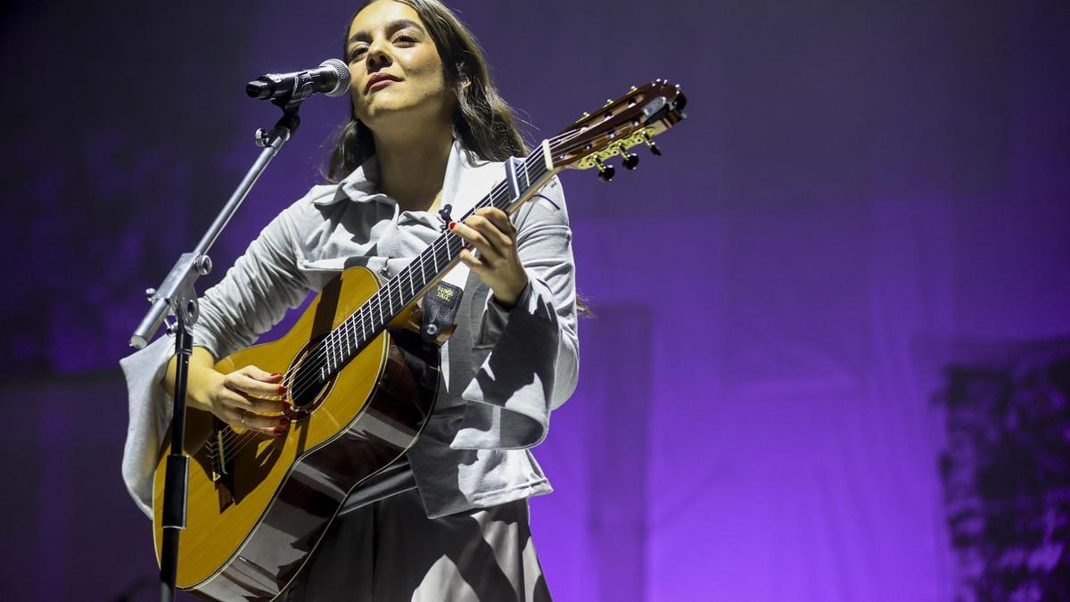 La cantante y compositora Valeria Castro durante el concierto que ha ofrecido hoy viernes en el Movistar Arena de Madrid