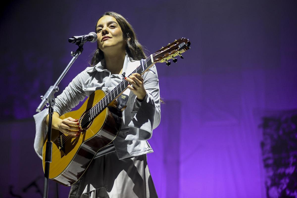 La cantante y compositora Valeria Castro durante el concierto que ha ofrecido hoy viernes en el Movistar Arena de Madrid