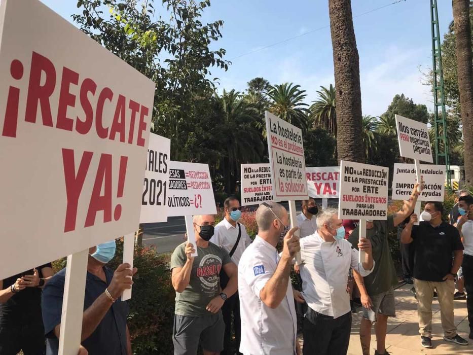 La hostelería llena las calles de Málaga para protestar por las restricciones